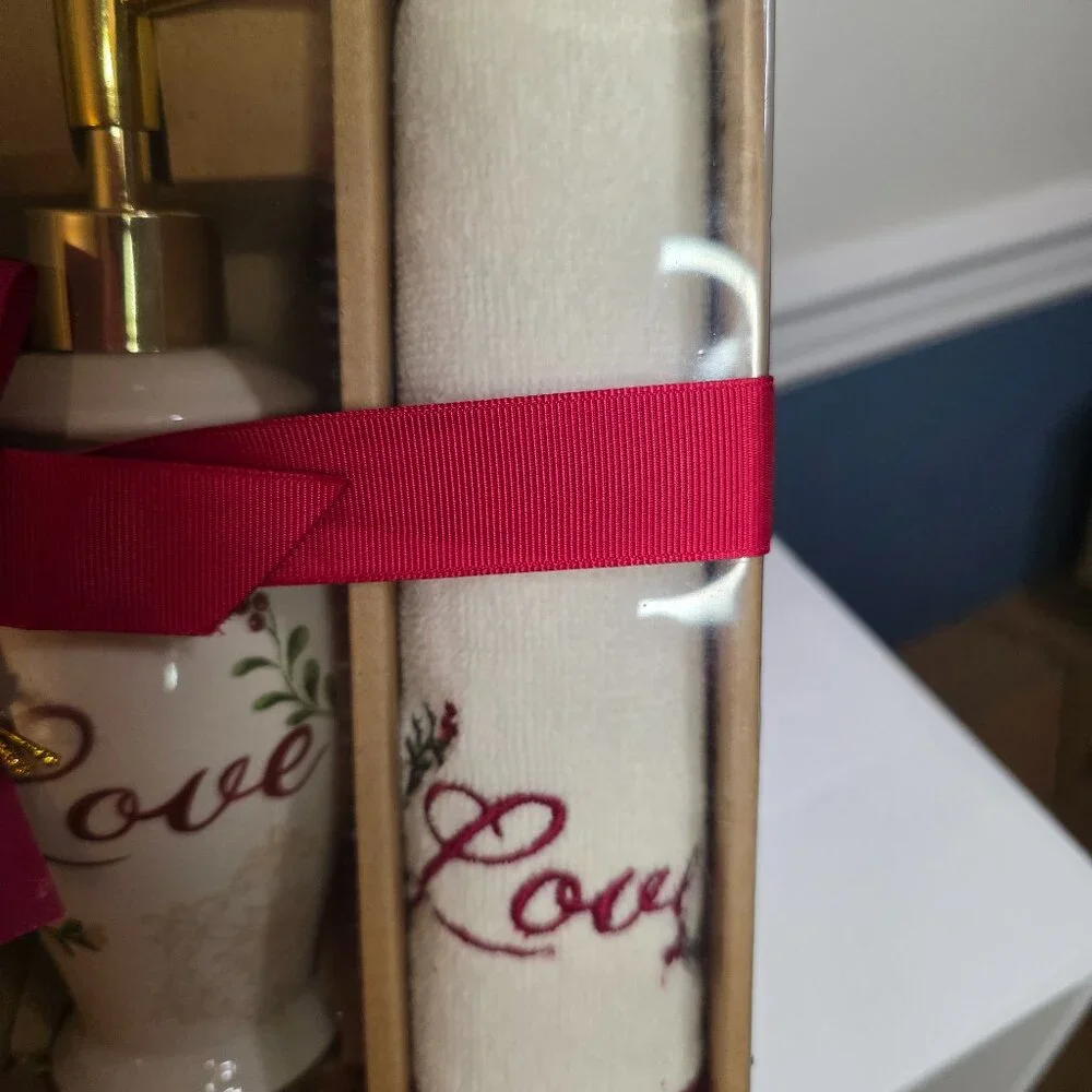 Better Home and Gardens Love Soap Pump Fingertip Towels Set NWT